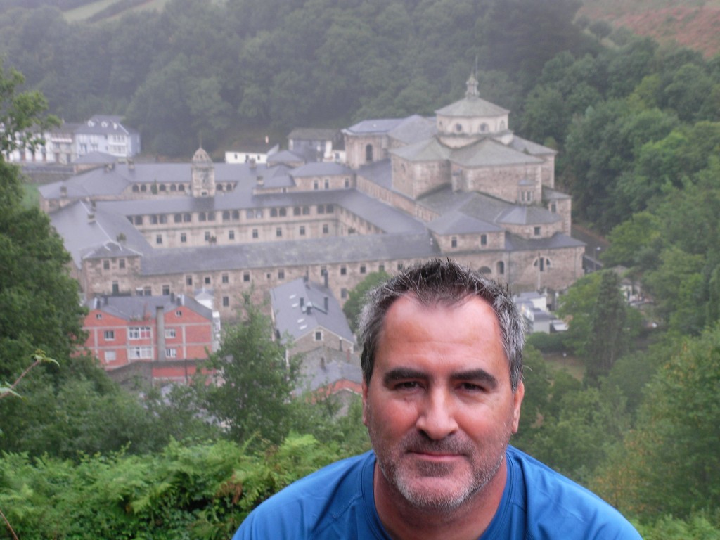 miquel y el monasterio de samos al fondo